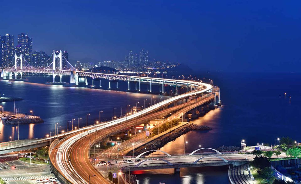 Der Containerhafen der südkoreanischen Industriemetropole Busan liegt weltweit auf Platz fünf. 19,85 Millionen Standardcontainer wurden hier 2016 umgeschlagen, wie das World Shipping Council mitteilte. Die Nachfrage ist in den vergangenen Jahren stets leicht gestiegen. 2012 lag das Jahresvolumen noch bei 17,04 Millionen Containern. Die Busan Port Authority wurde 2004 gegründet, um den Logistikstandort auszubauen.