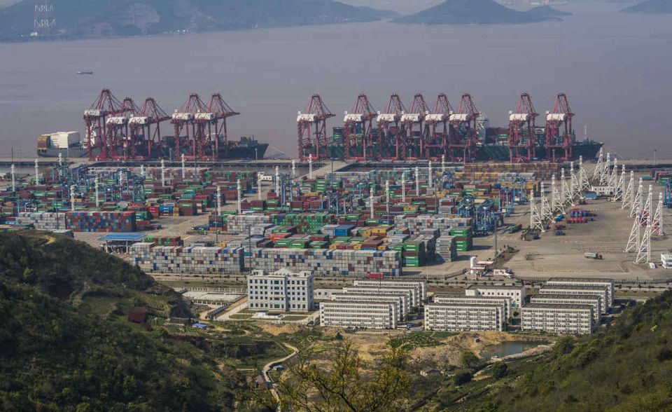 Einen wahren Boom hat in den vergangenen Jahren der chinesische Ningbo-Zhoushan-Hafen erlebt. Er entstand 2004 durch die Zusammenlegung der Häfen von Ningbo und Zhoushan an der Ostküste Chinas. Der Containerhafen profitiert von der Nähe zur Metropole Shanghai. 2016 wurden hier 21,60 Millionen Container umgeschlagen. Vier Jahre zuvor waren es noch 16,83 Millionen.