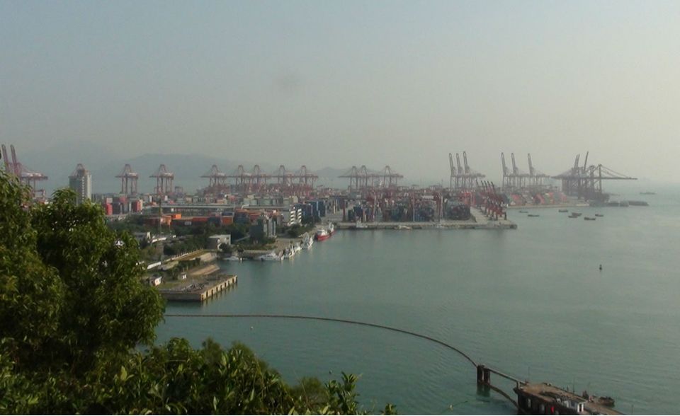 Was das Silicon Valley für die USA ist, ist Shenzhen für die Volksrepublik China. Die Stadt mit dem Status einer Sonderwirtschaftszone im Süden des Landes grenzt an Hongkong. Shenzhen gilt als eine der am schnellsten wachsenden Städte der Welt. Ihr Containerhafen ist nach Angaben des World Shipping Councils mit 23,97 Millionen umgeschlagenen Standardcontainern der drittgrößte seiner Art.