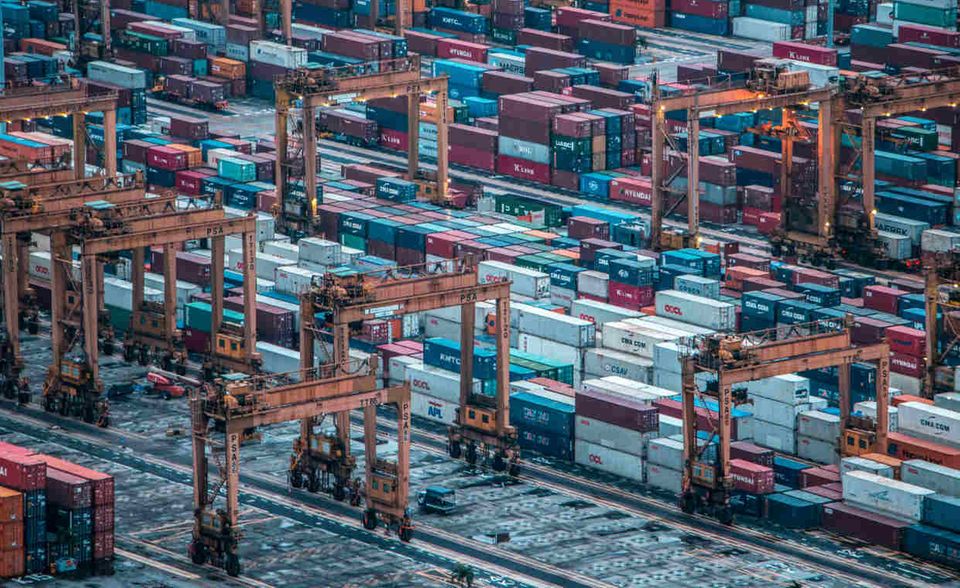 Singapur liegt weiterhin mit großem Abstand vor Shenzhen auf Platz zwei der größten Containerhäfen der Welt. Allerdings ist der Vorsprung des Stadtstaats in den vergangenen Jahren stetig geschmolzen. 2012 wurden 31,65 Millionen Container umgeschlagen. Zuletzt waren es noch 30,90 Millionen TEU.