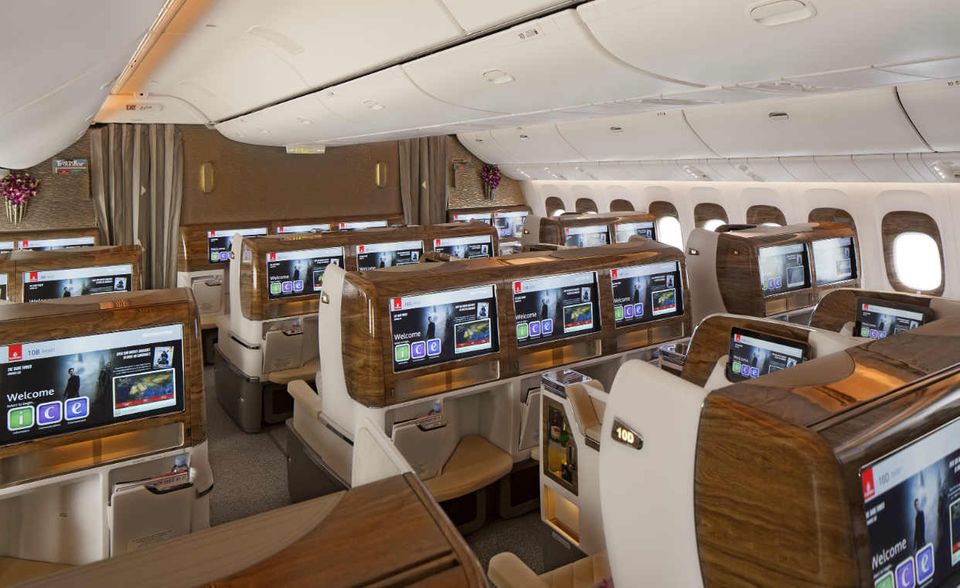 Emirates verbesserte sich bei den World Airline Awards von Skytrax vom neunten auf den vierten Platz. Bei den Lounges reicht es zwar nur für Rang acht und das Essen in der Business Class scheint Passagiere auch nicht gerade vom Hocker zu hauen. Dafür punktet die staatliche Fluggesellschaft des Emirats Dubai insgesamt mit dem Entertainment-Angebot an Bord und dem freundlichen Bodenpersonal.
