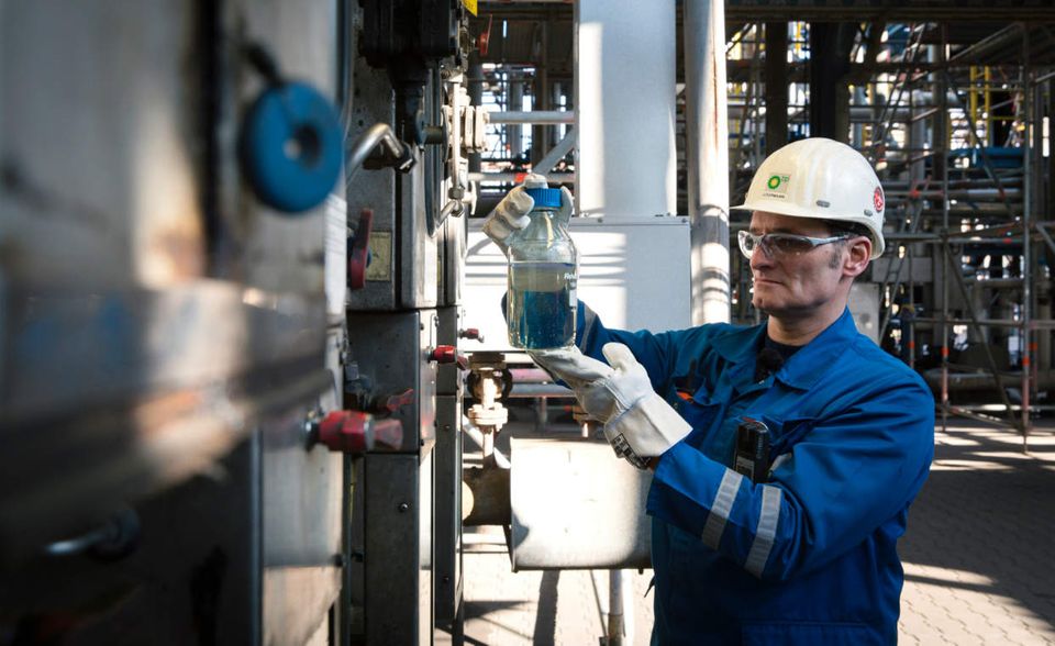 Die BP p.l.c konnte in 2017 einen Umsatz von 244,582 Millionen Dollar erwirtschaften,. Das bringt dem britischen Mineralölunternehmen mit Hauptsitz in London den achten Platz in der Liste der umsatzstärksten Unternehmen.