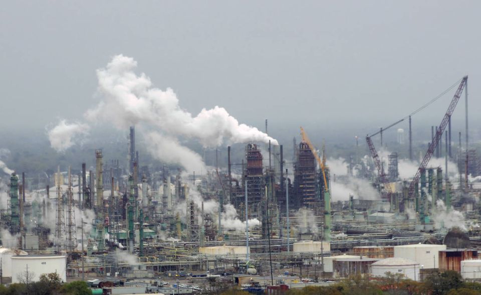 Die Exxon Mobil Corporation, kurz ExxonMobil, ist der erste Energiekonzern der Top Ten. Im vergangenen Jahr machte der US-amerikanische Mineralölkonzern, der 1999 durch den Zusammenschluss von Exxon und Mobil Oil entstanden ist, einen Umsatz von 244,363 Millionen Dollar.