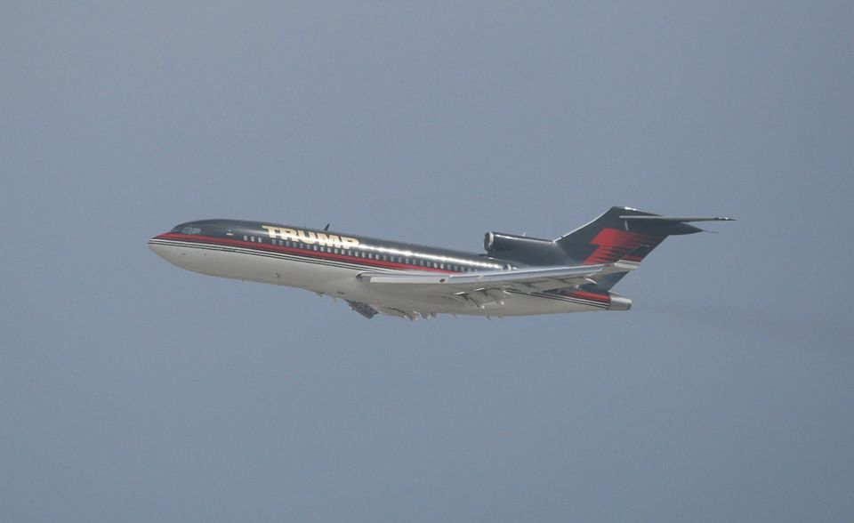 Vor seiner Wahl zum US-Präsidenten war Donald Trump in seiner Boeing 757, der „Trump Force One“, auf Stimmenfang. Der New Yorker Unternehmer hatte die Maschine 2011 von dem kürzlich gestorbenen Microsoft-Mitbegründer Paul Allen erworben. Der Kaufpreis soll bei 100 Millionen Dollar gelegen haben. Die vergoldeten Waschbecken und Gurtschnallen dürften von Trump nachgerüstet worden sein.
