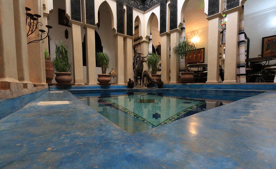 Wohlhabende Gäste übernachten im Hotel The Royal Mansour in Marrakesch im eigenen Riad. Das prächtigste der traditionellen marokkanischen Häuser mit Innenhof ist der Grand Riad. Er bietet mit eigenem Fitnessstudio, Spa und Heimkino ein Maximum an Luxus und Privatsphäre. Der Preis dafür: 43.480 Dollar pro Nacht.