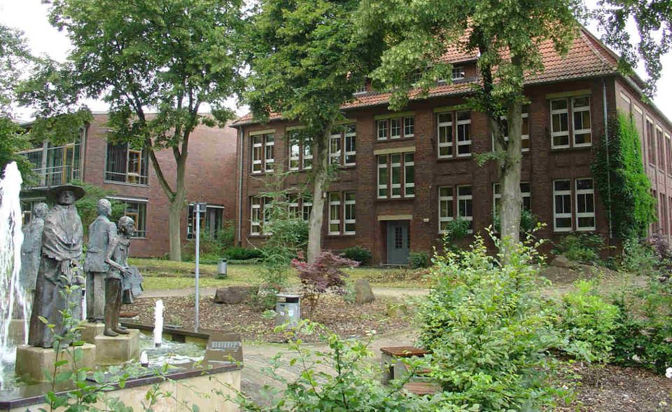 Harsewinkel ist grün: Mehr als 80 Prozent der Fläche besteht aus Wäldern, Feldern und Wiesen, wirbt die nordrhein-westfälische Stadt bei Gütersloh auf ihrer Homepage. Der ländliche Charme überzeugt auch immer mehr Menschen von außerhalb. Zwischen 2011 und 2013 ist die Bevölkerung von Harsewinkel um vier Prozent gewachsen. Wer vor fünf Jahren ein Haus in der nordrhein-westfälischen Stadt gekauft hat, kann sich freuen: Dessen Wert dürfte seitdem kräftig gestiegen sein – im Durchschnitt um ein Viertel. Die Mieten legten im selben Zeitraum um rund acht Prozent zu. Insgesamt kommen Immobilieninvestoren hier im Schnitt auf eine Mietrendite von 5,4 Prozent.
