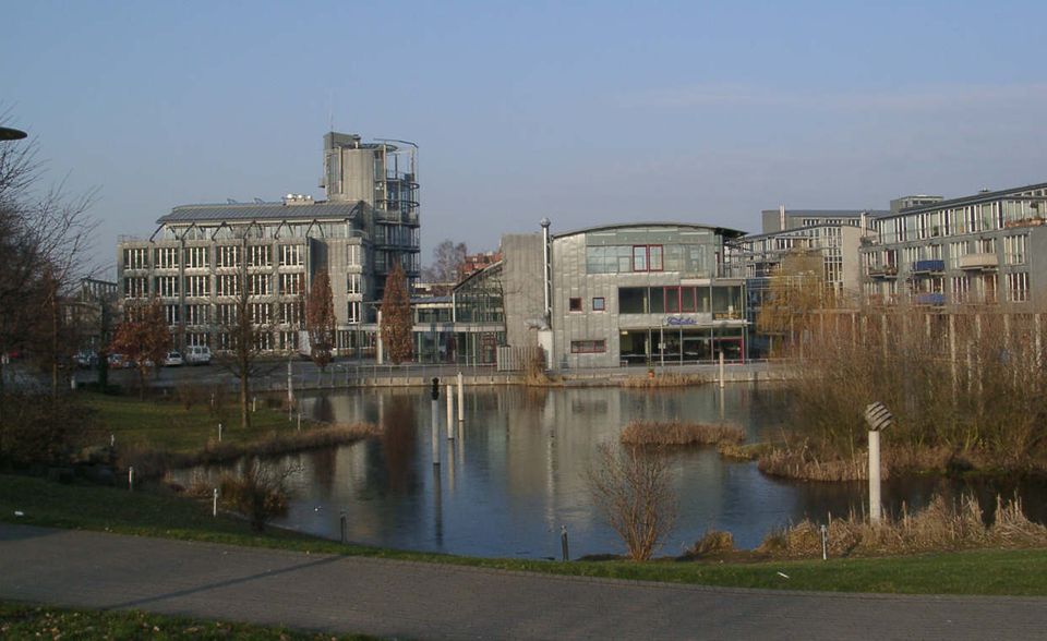 Kaarst ist die kleinste Stadt im Kreis Neuss, und zugleich eine der am dichtesten besiedelten Städte dieses Kreises in Nordrhein-Westfalen. Keine 20 Kilometer von Düsseldorf entfernt erfreut sich die 43.000-Einwohner-Stadt am Rhein seit Jahren immer größerer Beliebtheit: Zwischen 2011 und 2015 ist Kaarst um rund drei Prozent gewachsen. Die Preise für Häuser und Wohnungen sind in den vergangenen fünf Jahren um gut ein Viertel gestiegen. Auch die Mieten haben kräftig angezogen: Vor fünf Jahren wohnten Mieter in Kaarst noch rund zehn Prozent günstiger als heute. Immobilieninvestoren erhalten auf ihr Investment im Schnitt eine Mietrendite von 5,4 Prozent.