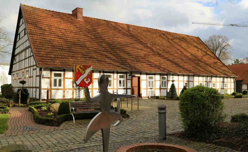 Auch Lotte bei Osnabrück wächst: Bis 2030 soll die Einwohnerzahl der westfälischen Gemeinde Prognosen zufolge um zehn Prozent steigen. Wer in Lotte im Jahr 2013 eine Wohnung gekauft hat, kann sich heute über einen kräftigen Wertzuwachs freuen. In den vergangenen fünf Jahren sind die Hauspreise dort nämlich um 20 Prozent gestiegen. Die Preise für Wohnungen haben sich im selben Zeitraum sogar um 30 Prozent erhöht. Immobilieninvestoren erwirtschaften in Lotte im Schnitt Mietrenditen von 6,1 Prozent.