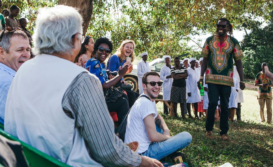 Saskia Brusten mit Muhammad Yunus zu Besuch beim Social Business "Jali Organic" in Uganda.