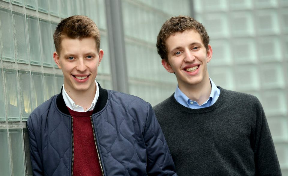 Raphael Nitsche (l.) und sein älterer Bruder Maxim haben zusammen die App Math 42 entwickelt