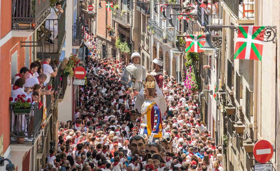Von den Steuersätzen in Spanien können deutsche Steuerzahler nur träumen. Alleinstehende zahlen in dem südeuropäischen Land 21,1 Prozent. Für Familien mit zwei Kindern und nur einem Verdiener lag der Steuersatz 2017 bei 13,9 Prozent. Das war ziemlich genau der OECD-Durchschnitt (14 Prozent).