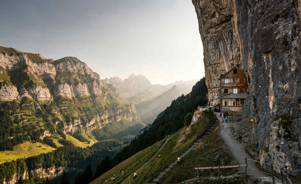 Die Steueroase Schweiz ist auch für ihre Bürger ein kleines Alpenparadies. Mit einem Steuersatz in Höhe von 16,9 Prozent für Alleinstehende liegt die Schweiz auf Platz vier der OECD-Staaten mit den niedrigsten Steuern. Familien zahlten 2017 lediglich 3,5 Prozent an Abgaben.