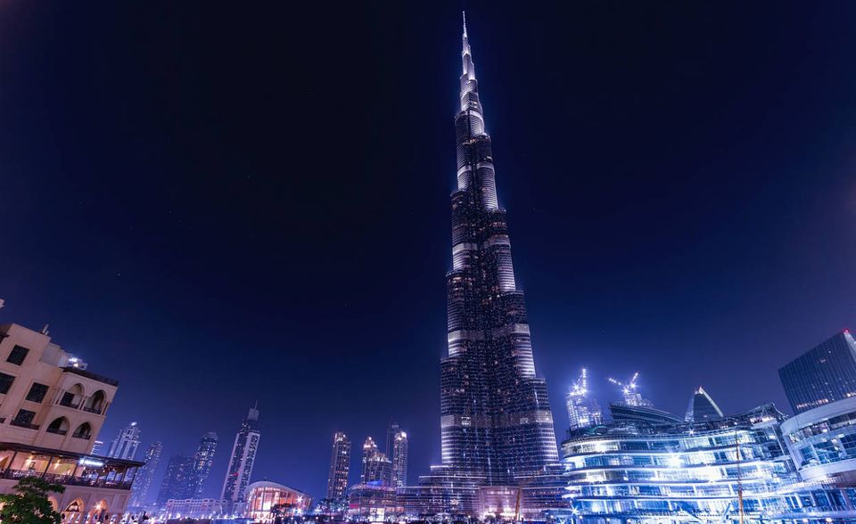 Für Dubai ging es hingegen in dem Ranking deutlich bergab. 2554 US-Dollar bleiben einem Paar hier nach Abzug der Miete übrig. Das bedeutete ein Jahresminus von vier Prozent. Im direkten Vergleich mit New York City, dem Richtwert der Studie, büßte Dubai binnen drei Jahren sogar 22 Prozent beim verfügbaren Einkommen ein. Dementsprechend ging es für die Finanzmetropole aus den Vereinigten Arabischen Emiraten um sieben Plätze bergab.