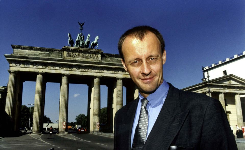 Im Jahr 2000 nimmt die Karriere von Friedrich Merz so richtig Fahrt auf. Zu dieser Zeit leidet die CDU unter der Parteispendenaffäre, die Partei- und Fraktionschef Wolfgang Schäuble beide Ämter kostet. Merz wird im Februar sein Nachfolger als CDU/CSU-Fraktionsvorsitzender.