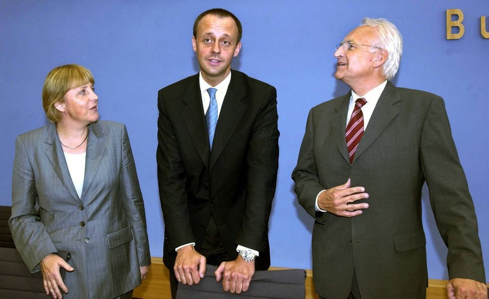 2002 ist Schluss mit der Harmonie zwischen Merkel und Merz. Die CDU-Chefin verzichtet auf die Kanzlerkandidatur zugunsten Edmund Stoibers (r.). Der CSU-Vorsitzende sagt ihr im Gegenzug Unterstützung zu beim Griff nach dem Fraktionsvorsitz. Nach der verlorenen Bundestagswahl ist es soweit: Merkel wird Fraktionschefin, Merz ist ausgebootet.