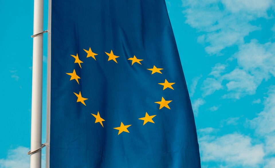 Die Europäische Union bringt es als gesamter Staatenverbund auf ein BIP von schätzungsweise 20.850 Mrd. Dollar. Der Big-Mac-Preis liegt bei durchschnittlich 4,74 Dollar. Nach herkömmlicher BIP-Berechnung käme die EU auf 1533 Mrd. Euro und damit immer noch auf den zweiten Platz.