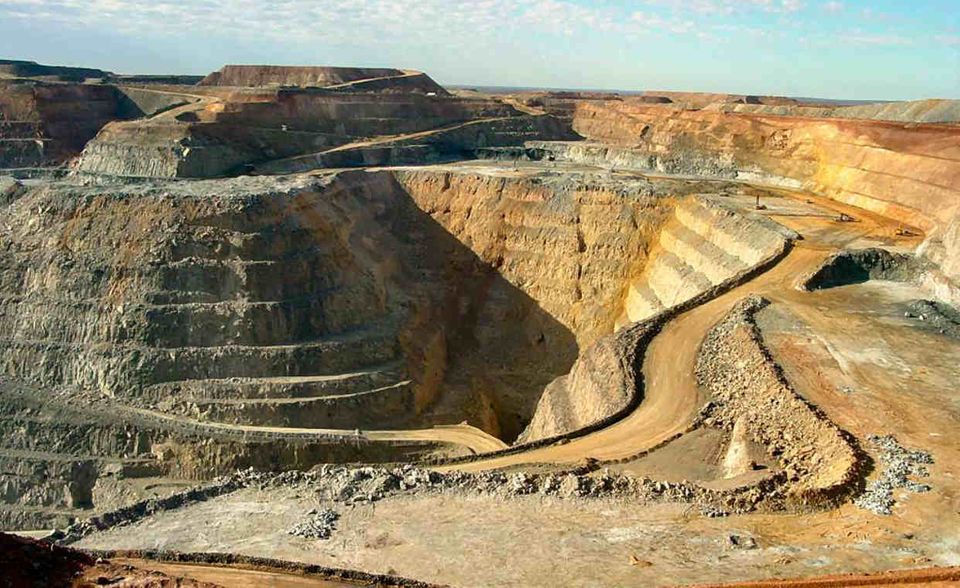 Mit deutlichem Vorsprung auf Platz zwei liegt Australien. Dort wurden 2017 rund 300 Tonnen Gold gefördert. Australien kann sich noch lange auf seinen Bodenschätzen ausruhen. Die Goldreserven werden vom U.S. Geological Survey auf 9800 Tonnen geschätzt. Das ist fast ein Fünftel der gesamten Goldreserven weltweit. Von Platz eins dieses Rankings ist Australien dennoch meilenweit entfernt.