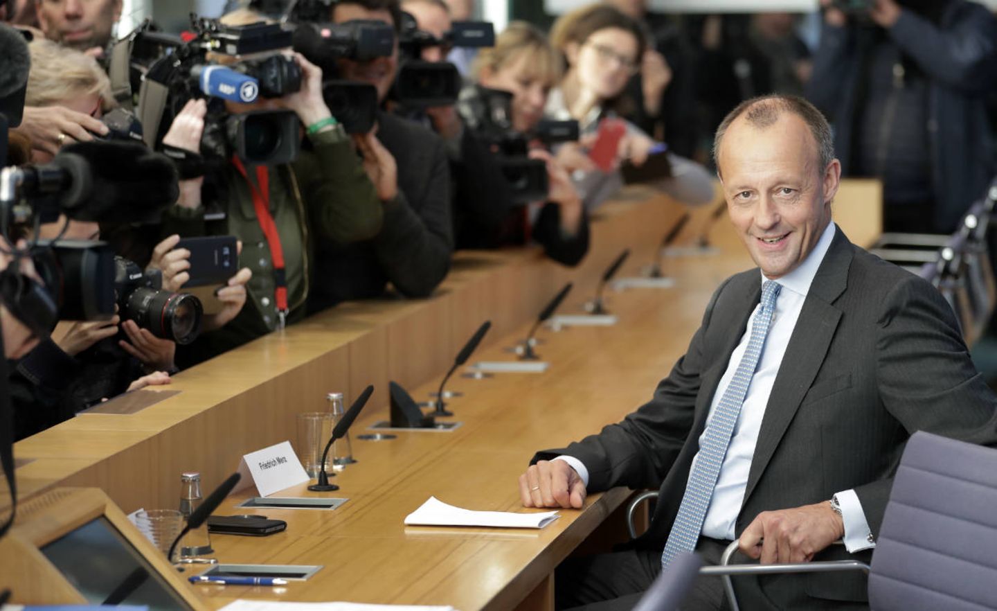 Friedrich Merz kündigt in der Bundespressekonferenz seine Rückkehr auf die politische Bühne an