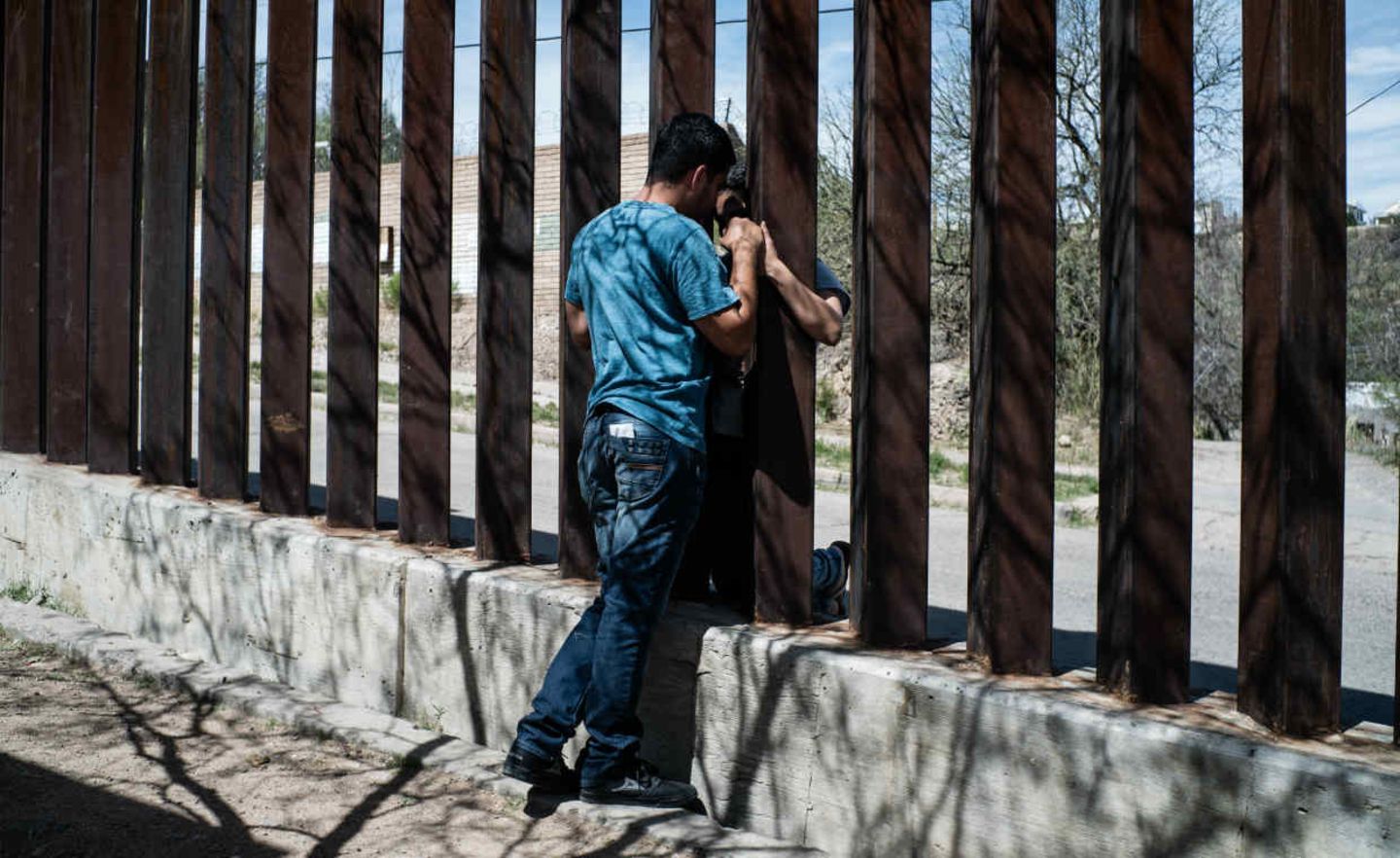 Ein Mann und eine Frau unterhalten sich durch den Grenzzaun, der die mexikanische Hälfte der Stadt Nogales von der amerikanischen trennt
