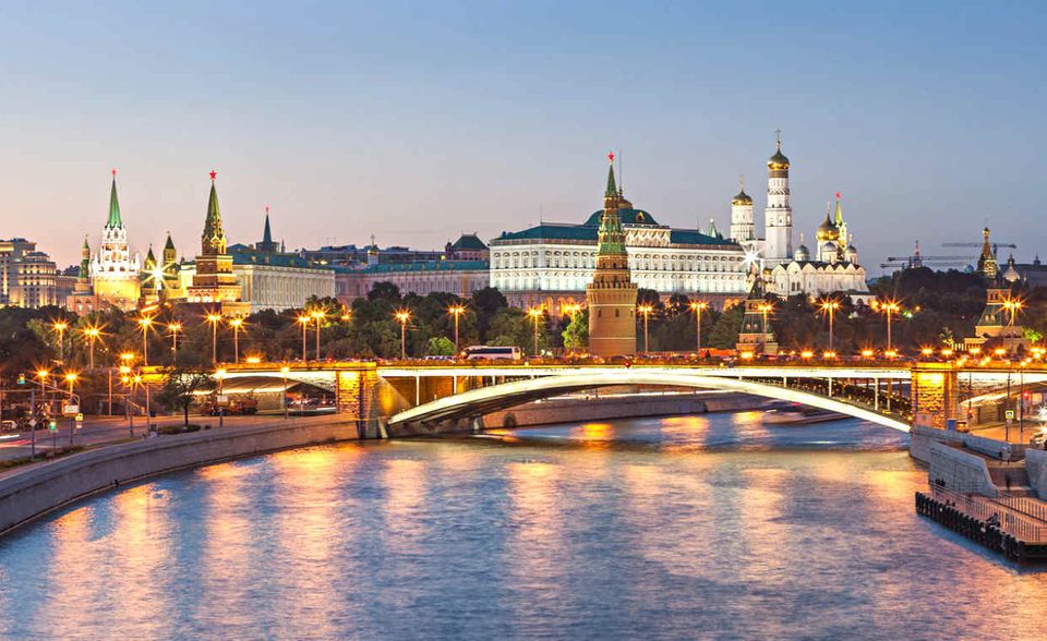 Das BIP Russlands wird nach Big-Mac-Index auf 4008 Mrd. Dollar geschätzt. Herkömmlich berechnet bringt das größte Land der Welt es mit 1719 Mrd. Dollar nicht einmal auf die Hälfte und verfehlt mit dem 12. Platz auch noch die Top Ten. Gut für Russland, dass es den Big Mac gibt, der hier auch nur 2,09 Dollar kostet.