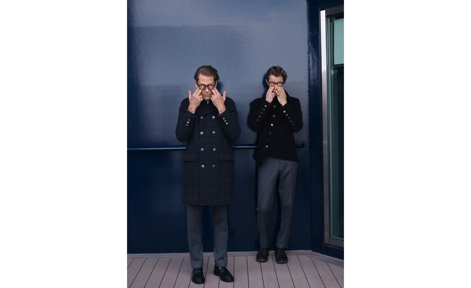 LINKS - Hose: Joseph, circa 320 Euro; Hemd: Olymp Signature, circa 100 Euro; Jacke: Herno, circa 1050 Euro; Mantel: Brunello Cucinelli, circa 6350 Euro; Schuhe: Boss, circa 500 Euro; Brille: Boss, circa 230 Euro. RECHTS- Hose: Canali, circa 320 Euro; Rollkragenpullover: Sandro, circa 350 Euro; Jacke: Mey & Edlich, circa 350 Euro; Schuhe: Santoni, circa 770 Euro; Brille: Boss, circa 230 Euro