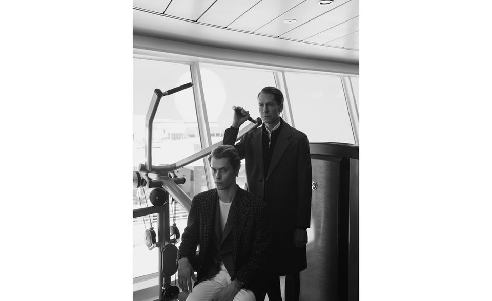 LINKS - Hose: Berluti, circa 720 Euro; Pullover: Joop!, circa 120 Euro; Sakko: Canali, circa 1490 Euro; Mantel: Kiton, circa 6300 Euro. RECHTS - Hose: Canali, circa 340 Euro; Hemd: Boss, circa 100 Euro; Pullover: Sandro, circa 300 Euro; Mantel: Prada, circa 2400 Euro