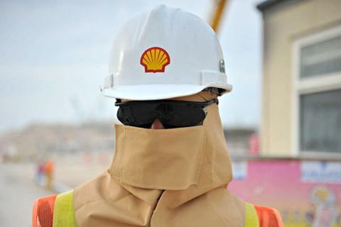 Shell ist mit großem Abstand die Nummer Eins der größten Konzerne Europas. Der Umsatz betrug im letzten Jahr 311 Mrd. Dollar. Der Name der Firma geht übrigens auf einen Londoner Geschäftsmann namens Marcus Samuel aus dem 19. Jahrhundert zurück. Samuel handelte sehr erfolgreich mit Muscheln, seine Söhne stiegen auf Kerosin um.