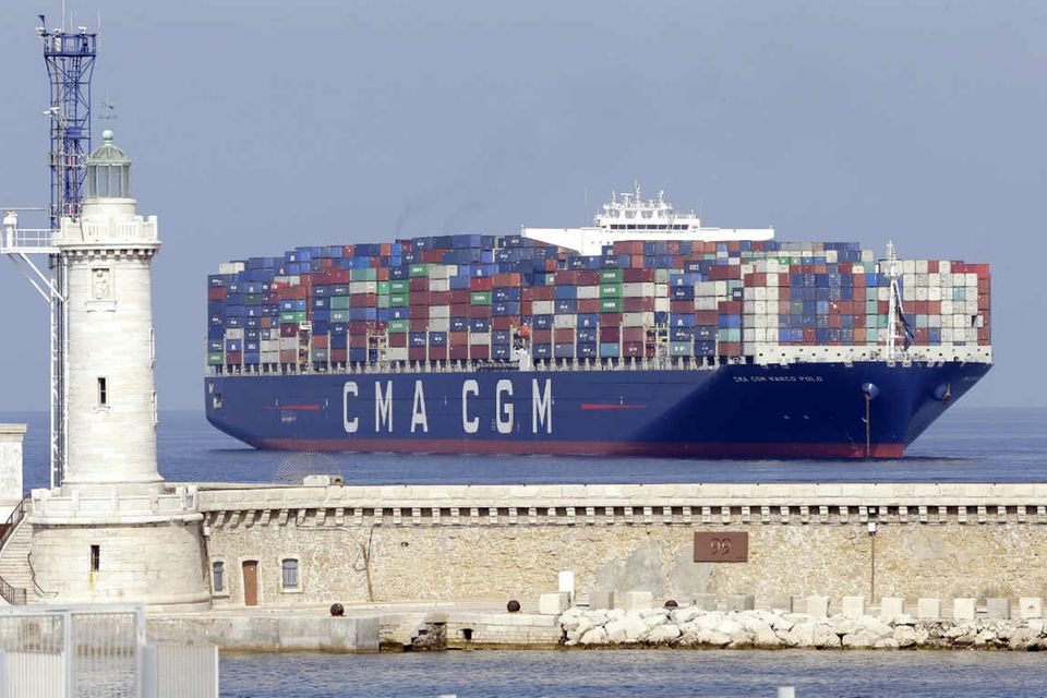 490 Containerschiffe mit einer Gesamtkapazität von 2,5 Millionen TEU machen CMA CGM zur drittgrößten Containerschiff-Reederei der Welt. Sie entstand 1999 durch den Zusammenschluss der französischen Unternehmen CMA (Compagnie Maritime d’Affrètement) und CGM (Compagnie Générale Maritime). Die Reederei mit Sitz in Marseille meldete zuletzt einen Umsatz in Höhe von rund 21 Milliarden US-Dollar.