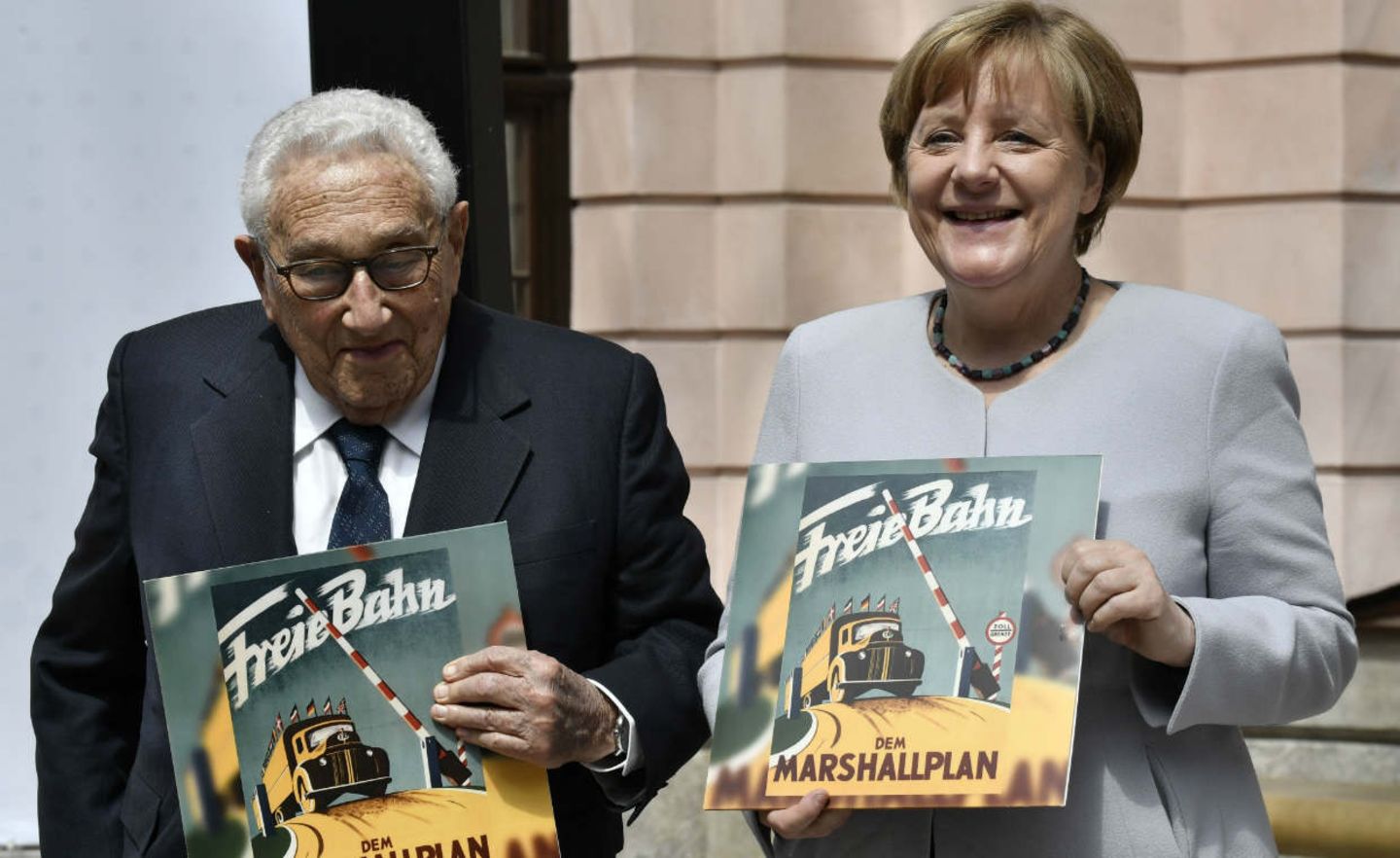 Erfolgsgeschichte: Im Juni feierten Kanzlerin Angela Merkel und der frühere US-Außenminister Henry Kissinger 70 Jahre Marshallplan
