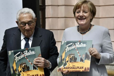 Erfolgsgeschichte: Im Juni feierten Kanzlerin Angela Merkel und der frühere US-Außenminister Henry Kissinger 70 Jahre Marshallplan