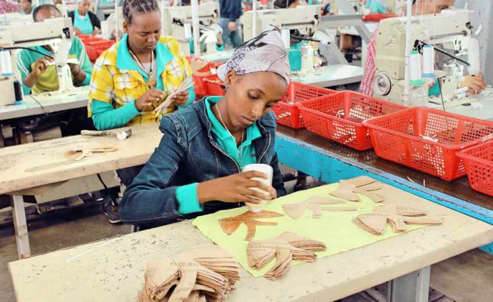 Verarbeitendes Gewerbe in Addis Abeba. In Ähtiopiens Sonderwirtschaftszonen siedeln sich immer mehr Industriebetriebe an, die nicht nur Lederprodukte und Textilwaren herstellen. Die Hälfte aller Auslandsinvestitionen in Ostafrika gingen 2017 nach Äthiopien.