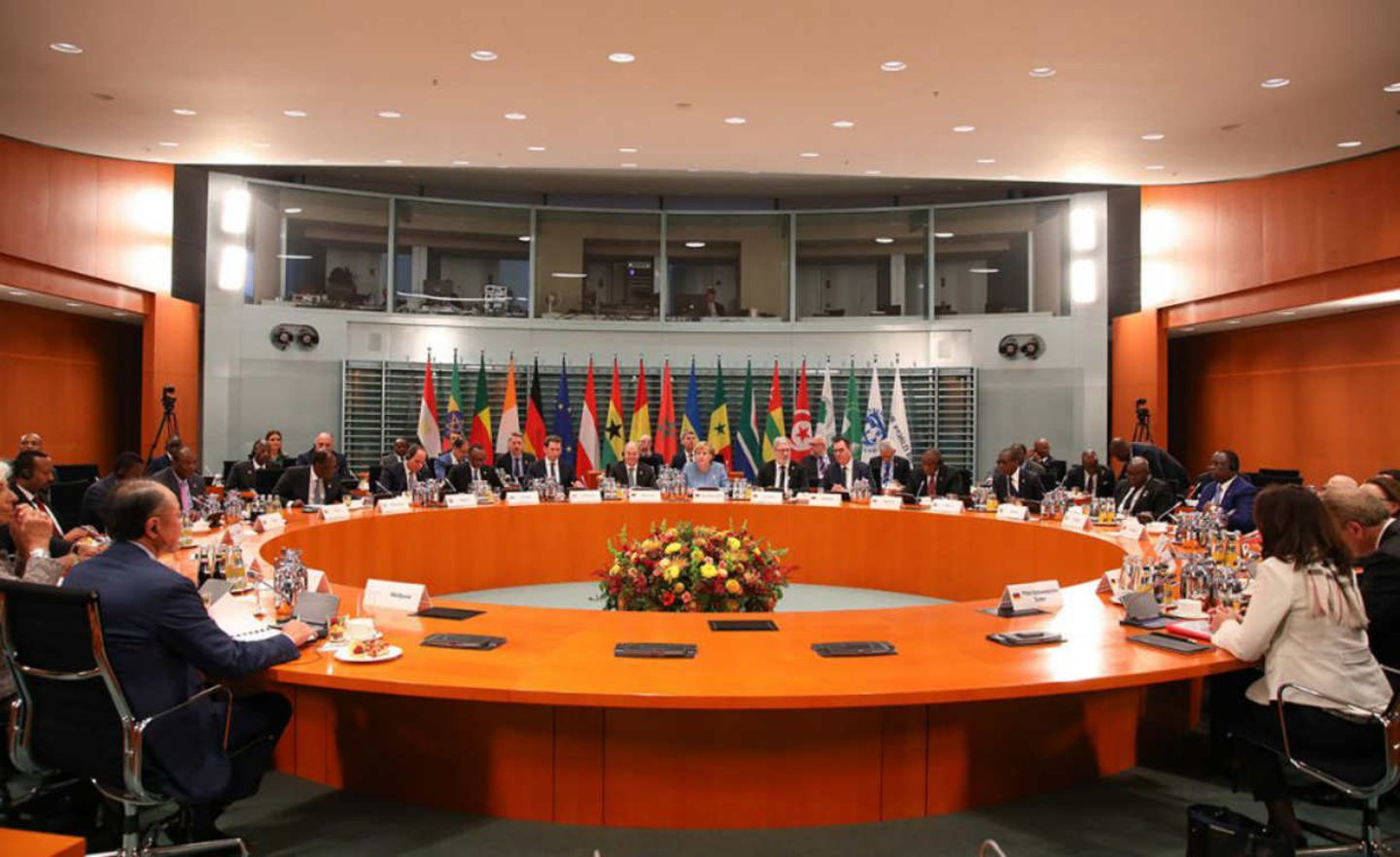 Merkel hört zu. Beim Runden Tisch mit elf afrikanischen Staats- und Regierungschefs im Kanzleramt zieht Bundeskanzlerin Angela Merkel eine Jahresbilanz ihrer "Compact with Africa"-Initiative