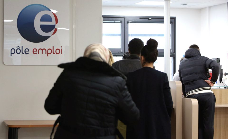Warteschlange in einer französischen Arbeitsagentur: Frankreich ist, trotz der wirtschaftlichen Erholung der letzten Jahre und der Wirtschaftsreformen seines Präsidenten, mit einer Arbeitslosenquote von 9,3 Prozent noch auf Platz vier in der EU. Als besonders brisant erweist sich die hohe Jugendarbeitslosigkeit in den Städten.
