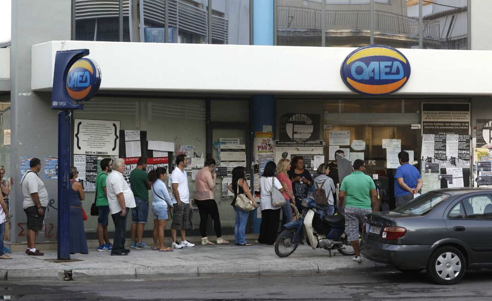 Arbeitslose stehen Schlange vor dem Eingang eines Arbeitsamtes in Athen: Griechenland weist im August 2018 eine Arbeitslosenquote von 19,1 Prozent auf. Auch wenn der Mittelmeer-Staat damit dem allgemeinen Trend folgt und seine Arbeitslosigkeit im Vergleich zum Vorjahr um 2 Prozent verringern kann, bleibt er auch in puncto Arbeitslosigkeit das Sorgenkind Nummer eins der EU. Die Jugendarbeitslosigkeit liegt bei 39,1 Prozent.