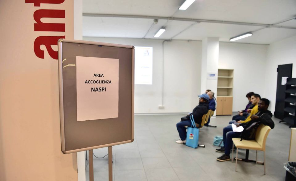 Jobcenter in Italien: das Land leidet unter einer immensen Staatsverschuldung und relativ hoher Arbeitslosigkeit. Jedoch greifen die Probleme hier noch wesentlich tiefer als bei seinem westlichen Nachbarn. Die Arbeitslosigkeit ist mit einer Quote von 9,7 Prozent im Vergleich zum Vorjahr zwar um 1,5 Prozent gesunken, doch wird diese positive Entwicklung von einer Jugendarbeitslosigkeit von 31 Prozent überschattet.