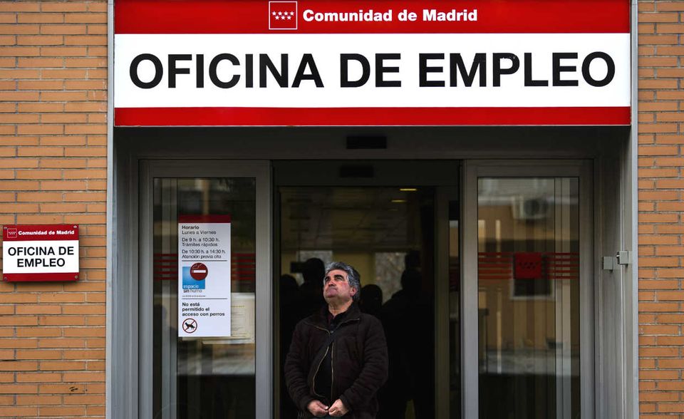 Mit 15,2 Prozent liegt die Arbeitslosenquote in Spanien im zweistelligen Bereich. Immerhin gibt es im Vergleich zum Vorjahr eine Verbesserung von genau zwei Prozent. Das Land wurde von der Finanzkrise schwer getroffen und hatte zeitweise mit einer Arbeitslosigkeit in Höhe von 26 Prozent zu kämpfen. Ein Schuldenberg in Höhe von 96,7 Prozent des BIPs wird später einmal von der heute jungen und zu einem Drittel arbeitslosen Generation geschultert werden müssen.