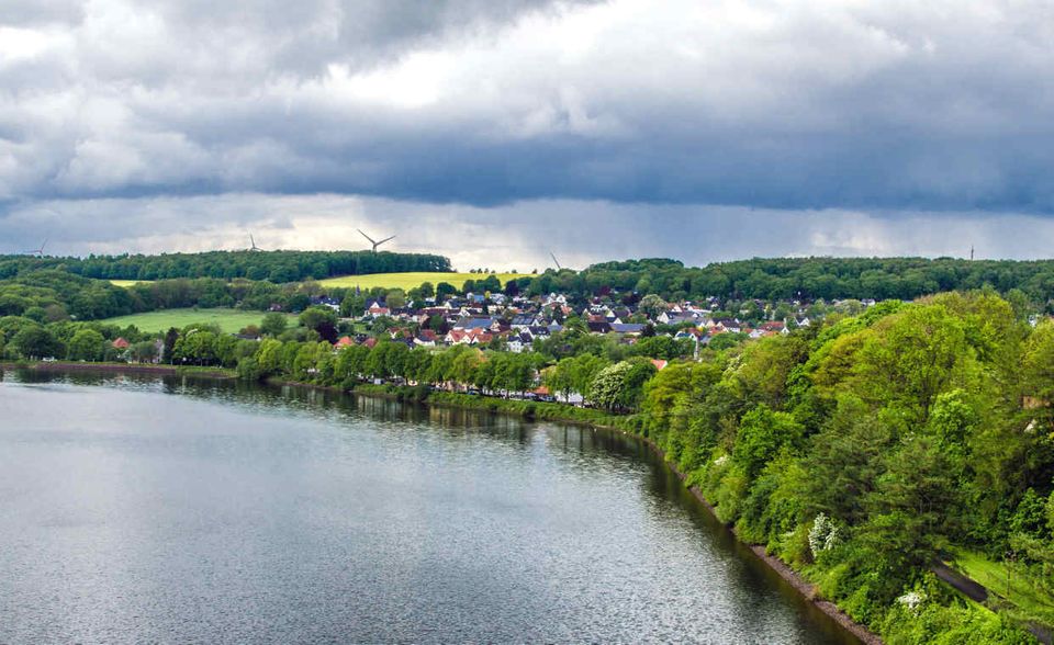 Möhnesee ist eine 11.000-Seelen-Gemeinde in Nordrhein-Westfalen, direkt an der Grenze zum Mittelgebirge. Seit 2013 sind die Mieten dort um rund 11,6 Prozent gestiegen. Für Häuser zahlen Eigentümer heute im Schnitt fünf Prozent mehr als noch vor fünf Jahren. Bei Wohnungen beträgt der Preisanstieg im selben Zeitraum rund zwei Prozent. Im Capital-Ranking belegt die nordrhein-westfälische Gemeinde den Spitzenplatz: In Möhnesee kommen Eigentümer von Mietwohnungen auf eine durchschnittliche Rendite von 7,3 Prozent.