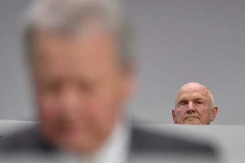 Die Familien Porsche und Piëch kontrollieren seit der gescheiterten Übernahme des Volkswagen-Konzerns durch Porsche nicht nur den Sportwagenbauer, sondern inzwischen Deutschlands größten Industriekonzern. Und dass, obwohl sich die beiden Clanchefs Ferdinand Piëch und Wolfgang Porsche, in Charakter und Haltung grundverschieden, über Jahrzehnte hinweg regelrecht bekriegt haben. Ferdinand Piëch hielt als Vorstands- und später Aufsichtsratsvorsitzender bei VW lange das Zepter in der Hand, bis er mit dem Versuch scheiterte, VW-Vorstandschef Martin Winterkorn zu feuern; anschließend verkaufte er schmollend seine Anteile. Heute sitzt Wolfgang Porsche dem Aufsichtsrat von VW vor und versucht, in der nachrückenden Generation der beiden Familienstämme die Harmonie wiederherzustellen.
