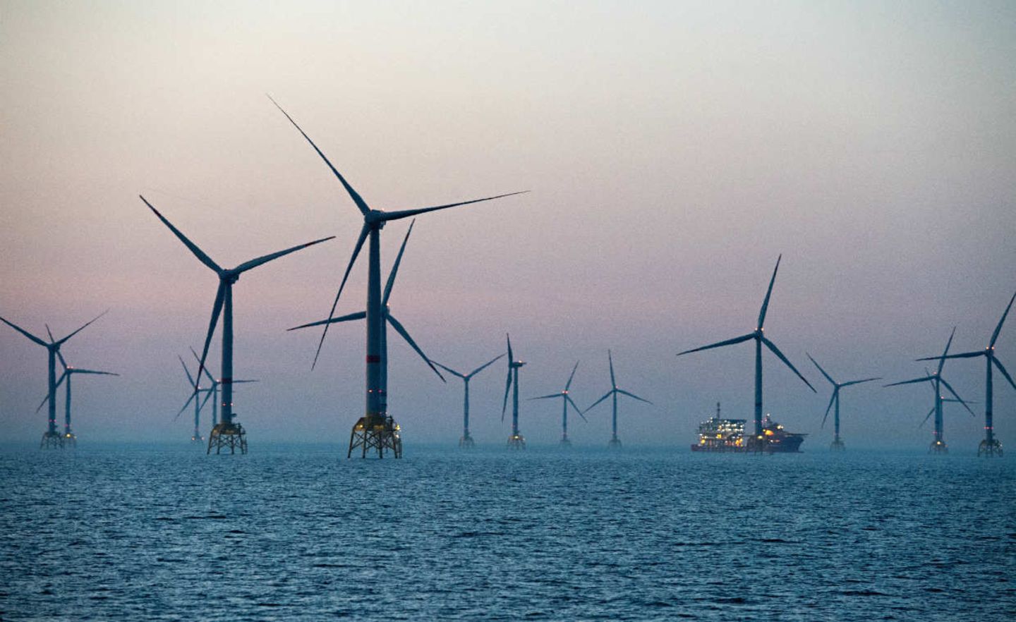 Offshore-Windkraftanlagen stehen im Ostsee-Windpark "Wikinger" des Energieversorgers Iberdrola auf der Ostsee vor der Insel Rügen
