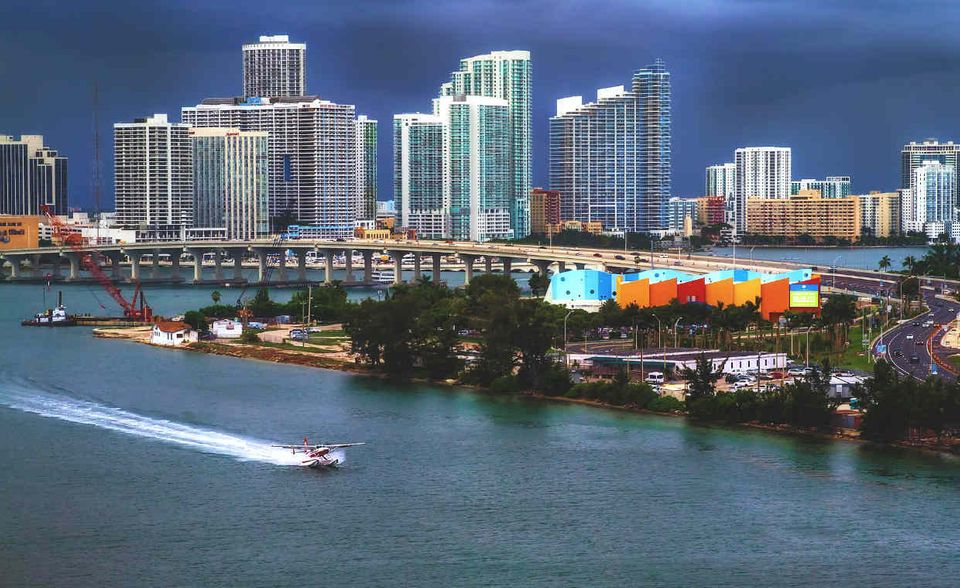 Platz 10: Miami, USA. Die wichtigsten Digital Nomad Faktoren für die Stadt in Florida sind die vielen jährlichen Sonnenstunden und die Offenheit gegenüber zugewanderten Arbeitskräften.