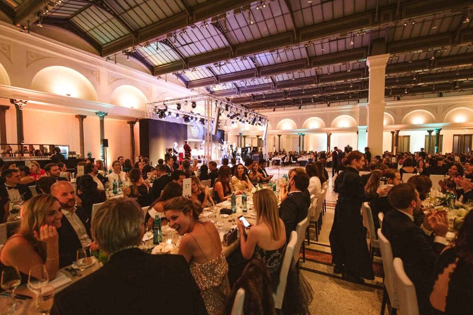 Rund 600 führende Vertreter der deutschen Digitalindustrie kamen zur festlichen Gala-Veranstaltung und wurden beim "Seated Dinner" mit einem Drei-Gänge-Menü verköstigt.