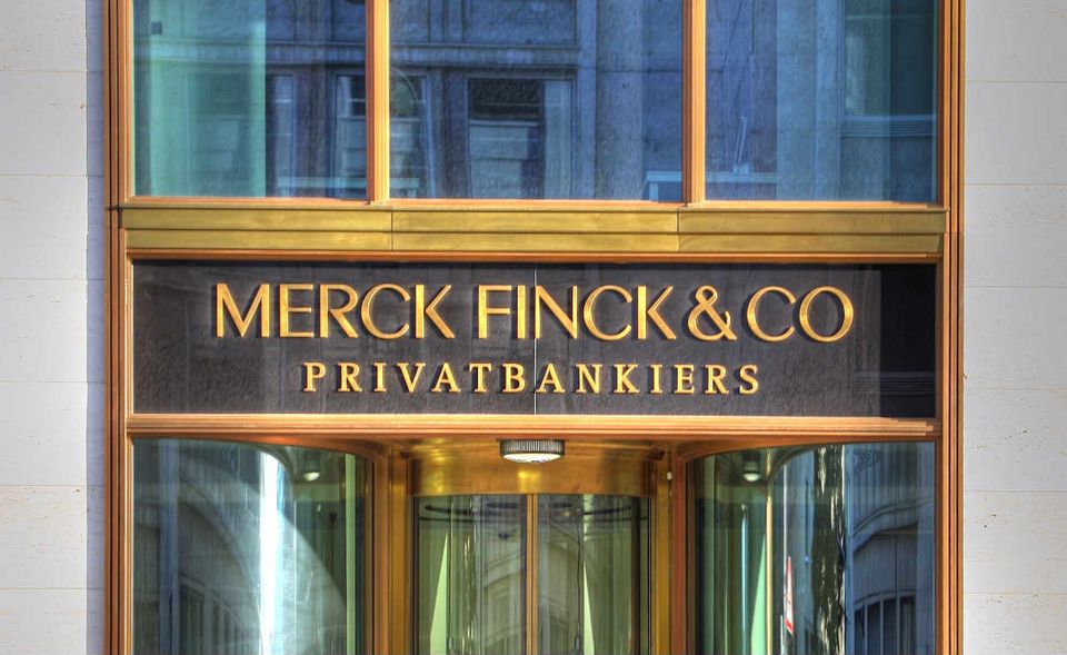 Bankhaus Finck Ähnlich wie bei Oetker stehen sich die Nachfahren aus unterschiedlichen Ehen des Unternehmers und Bankiers August von Finck unversöhnlich gegenüber. Auf der einen Seite August und der inzwischen verstorbene Wilhelm von Finck, Sprosse aus erster Ehe. Auf der anderen Seite Helmut („Billy“) Baron von Finck, Sohn aus zweiter Ehe. Billy wurde von seinen Halbbrüdern fünf Jahre nach dem 1980 verstorbenen Vater mit 65 Millionen Mark auffällig bescheiden abgefunden. Das wollte er nicht auf sich sitzen lassen und streitet seit 2009 vehement gegen die Gültigkeit des Erbverzichtsvertrages, auch damit sein Sohn Nino ein größeres Stück des milliardenschweren Kuchens abbekommt.