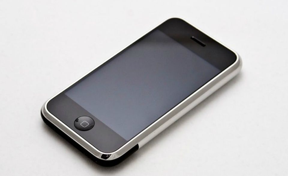 „Apple wird heute das Telefon neu erfinden“, kündigte Jobs an. Dann erschien auf der Leinwand hinter dem Apple-Chef ein iPod mit Wählscheibe. Der Witz verdeutlichte die wahre Revolution des iPhone: Apple eliminierte bei der Benutzung fast vollständig die bis dato gebräuchlichen Eingabehilfen wie Knöpfe, Tastaturen oder Stifte. Das schlicht per Finger bedienbare Multi-Touch-Display demokratisierte wie zuvor schon die Computermaus die Benutzung von Hightech und öffnete sie für Laien. Außerdem wurden Programmierer unabhängig von der starren Infrastruktur. „Knöpfe lassen sich nicht verändern“, sagte Jobs. Um zu erahnen, wie einflussreich die erste Generation des iPhones war, braucht man sich das Telefon bloß anzuschauen. Es sieht selbst zehn Jahre später noch modern aus. Das iPhone ist der Prototyp des modernen Smartphones.
