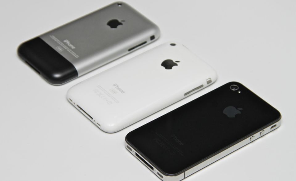 Der mittlerweile gebräuchliche Jahresrhythmus wurde mit dem iPhone 4 im Juni 2010 fortgesetzt. Jobs würdigte das neue Modell als das dünnste Smartphone aller Zeiten. Mit dem iPhone 4 kam das Selfie-Zeitalter in Fahrt: Es war das erste iPhone mit Frontkamera. Der Nachfolger 4S ist für Apple-Fans auf immer mit einem einschneidenden Ereignis verbunden. Einen Tag nach der Vorstellung am 4. Oktober 2011 starb Steve Jobs.