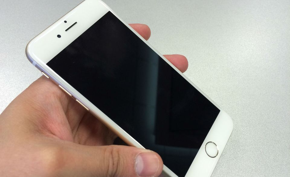 Apple veröffentlichte im September 2014 gleich zwei neue Smartphones. Die Strategie zahlte sich aus. Das iPhone 6 und das größere iPhone 6 Plus verzeichneten binnen der ersten 24 Stunden über vier Millionen Vorbestellungen. Das war ein neuer Rekord für Apple. Von der achten iPhone-Generation wurden insgesamt rund 220 Millionen Exemplare verkauft. Das macht das iPhone 6 und 6 Plus zum meistverkauften iPhone aller Zeiten. Im September 2015 erschienen die Nachfolger 6S und 6S Plus – erstmals mit der Farboption Roségold.