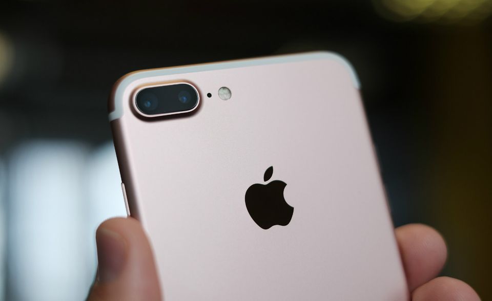 Bereits wenige Monate nach dem iPhone SE brachte Apple zwei neue Modelle auf den Markt. Das iPhone 7 und iPhone 7 Plus kamen im September 2016 in den Handel. Die zehnte iPhone-Generation mit iOS 10 stieß auf gemischte Reaktionen. Für Kritik sorgte unter anderem der Verzicht auf den Klinkenstecker für Kopfhörer und Headsets.