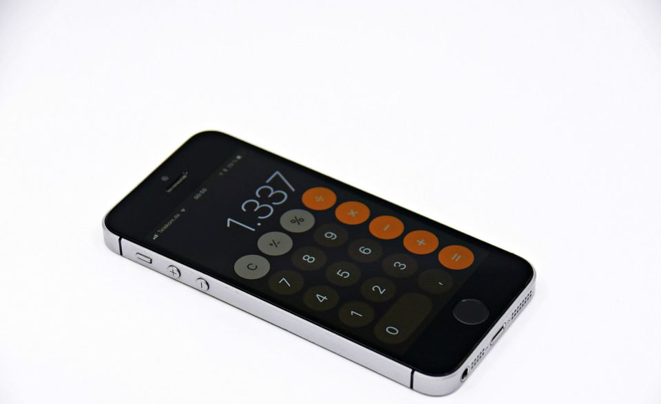 In der Smartphone-Branche ging der Trend zu immer größeren Geräten. Viele Kunden aber mochten ihre Handys vor allem handlich und vergleichsweise günstiger. Aus diesem Grund war das iPhone 5 nach dem iPhone 6 der größte Bestseller für Apple. Der wurde aber bis 2016 aus dem Handel genommen. Der Nachfolger sollte im März 2016 das iPhone SE (Special Edition) werden. Es wies dieselben Maße wie der Vorgänger auf, verfügte aber über modernere Technik.