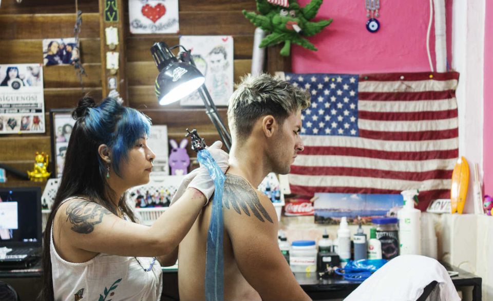 Ana Jerez in ihrem Tattoostudio. Wie so viele Kleinbetriebe ist auch dieser nicht zugelassen