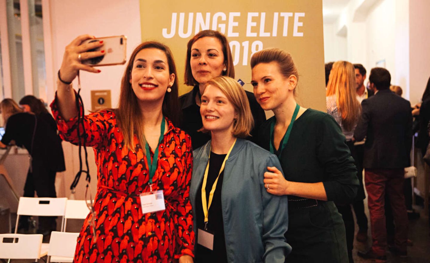 Preisträgerinnen des Jahres 2018 beim Selfie: Unternehmerin Tijen Onaran, Laura-Kristine Krause von der NGO More in Common, FDP-Politikerin Ria Schröder und Valerie Mocker von der Nesta Stiftung (v. l. n. r.)