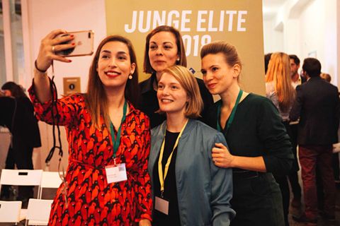 Preisträgerinnen des Jahres 2018 beim Selfie: Unternehmerin Tijen Onaran, Laura-Kristine Krause von der NGO More in Common, FDP-Politikerin Ria Schröder und Valerie Mocker von der Nesta Stiftung (v. l. n. r.)